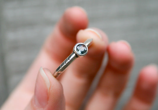 Size 8 | Triangle Band MT Sapphire Ring