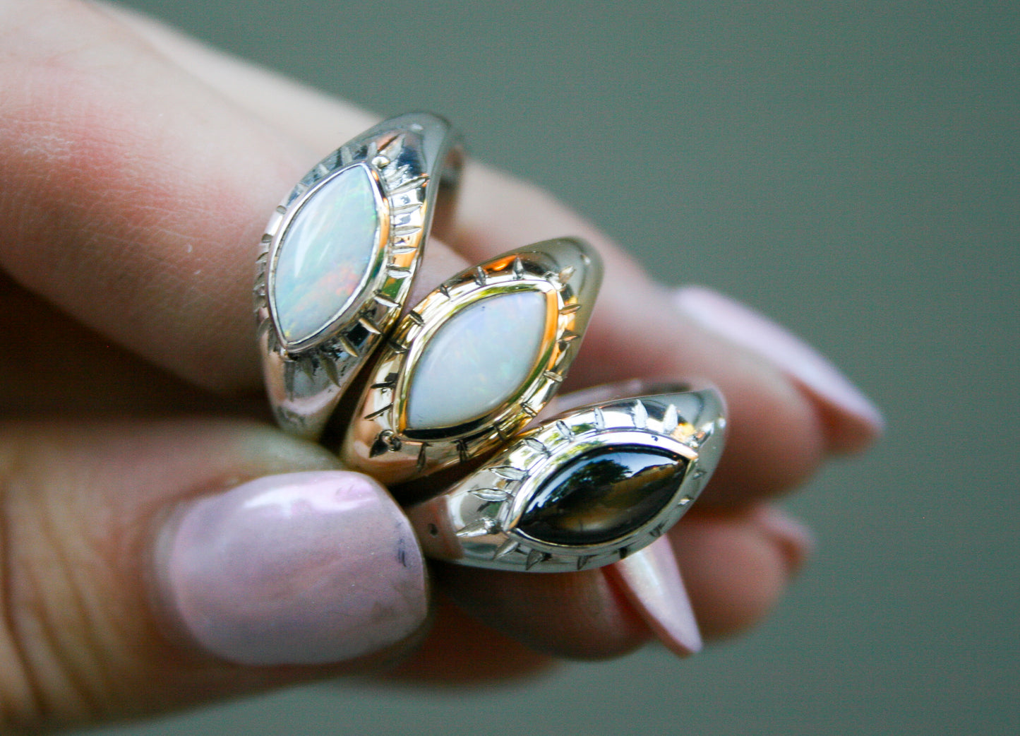 "I am Divine" Signet